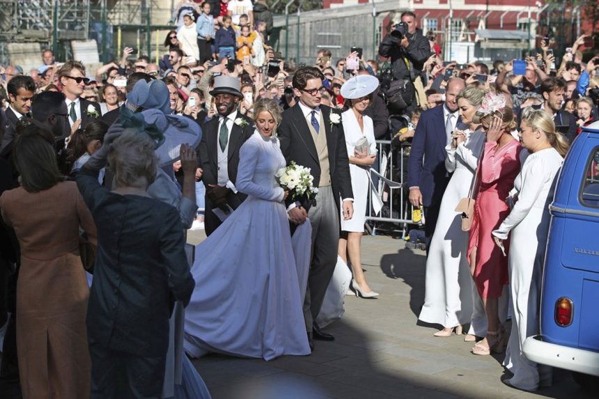 Ellie Goulding weds art dealer boyfriend in lavish ceremony